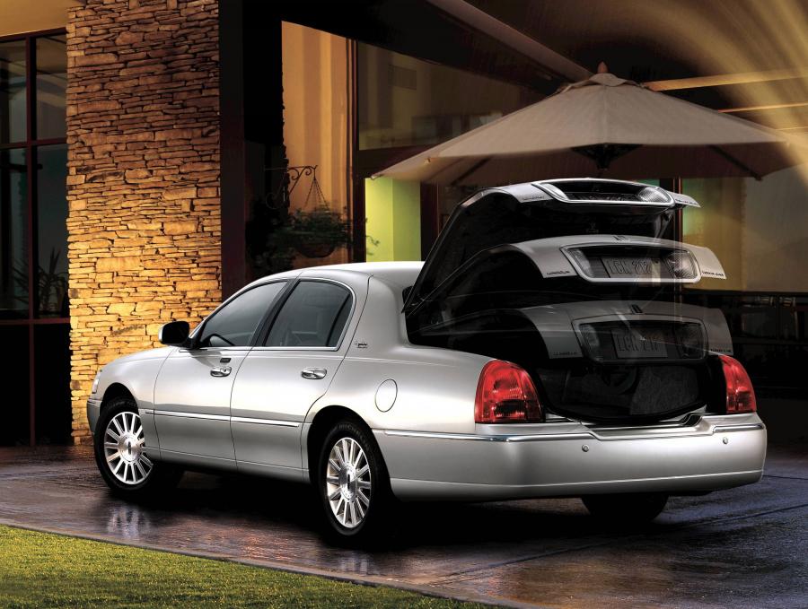  Lincoln Town Car 2003 года  (фото 39 из 68)